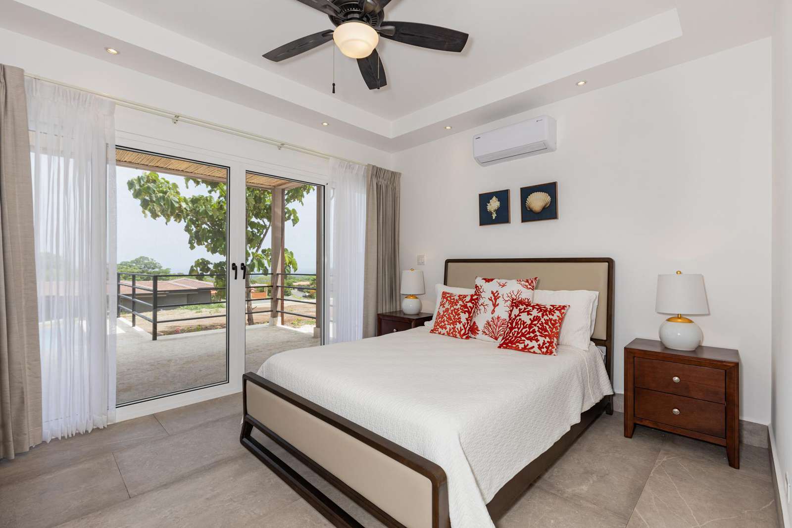 Master bedroom, Queen bed, private bathroom