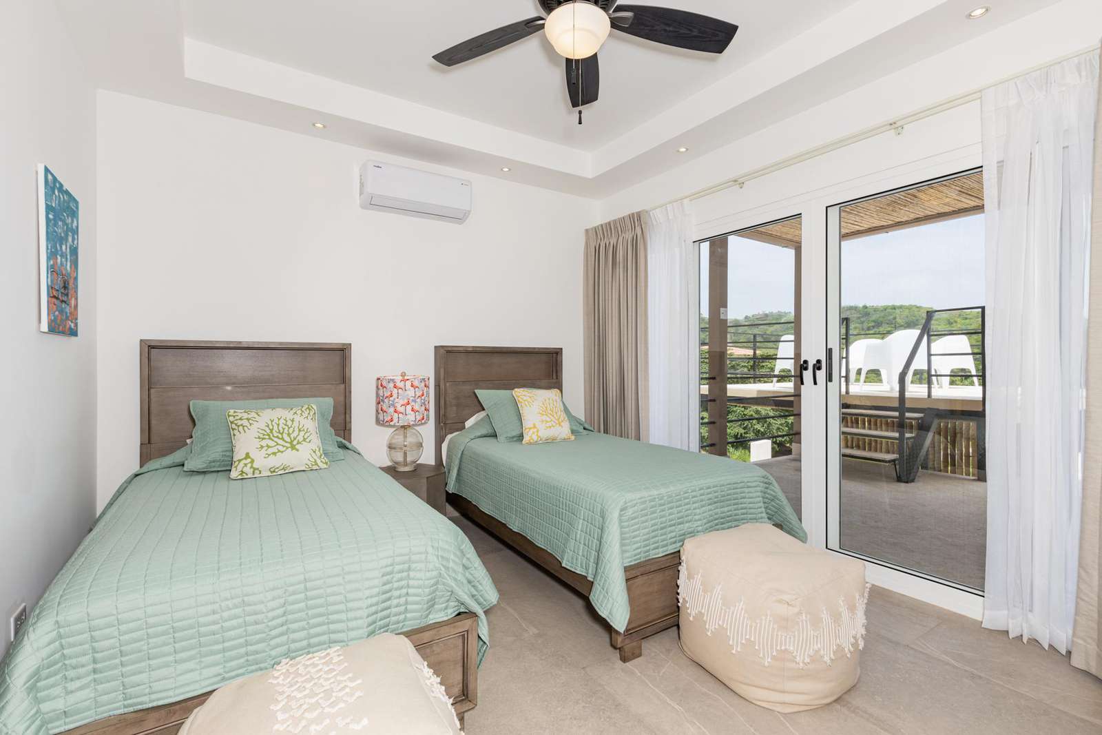 Guest bedroom, 2 twin beds, walk in closet, private bathroom