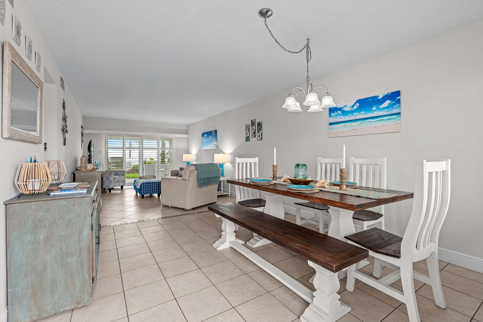 Spacious dining area with cozy seating for family gatherings - property