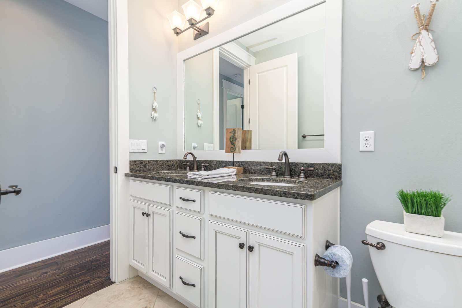 2nd floor hall bath