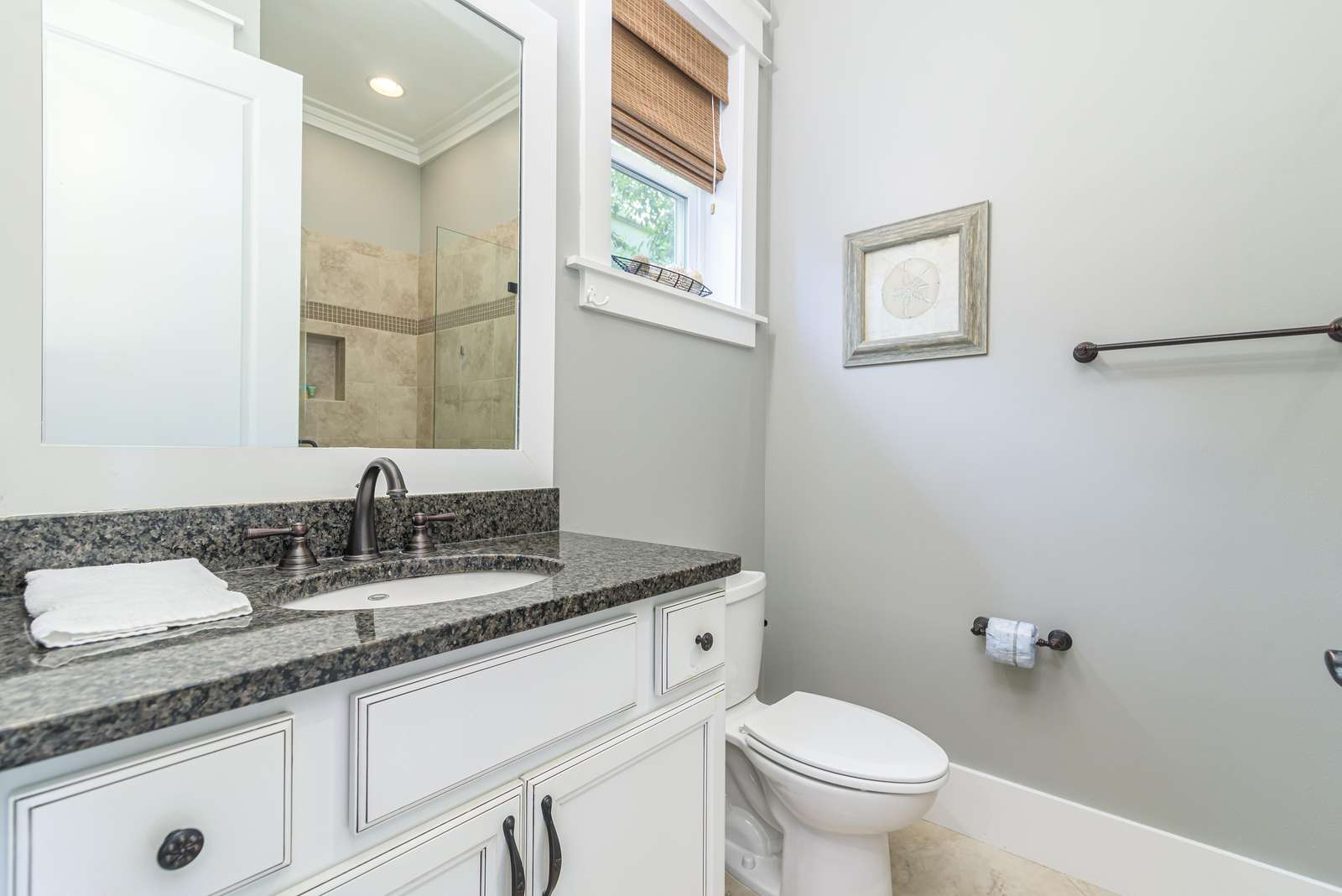 bath 1st floor queen