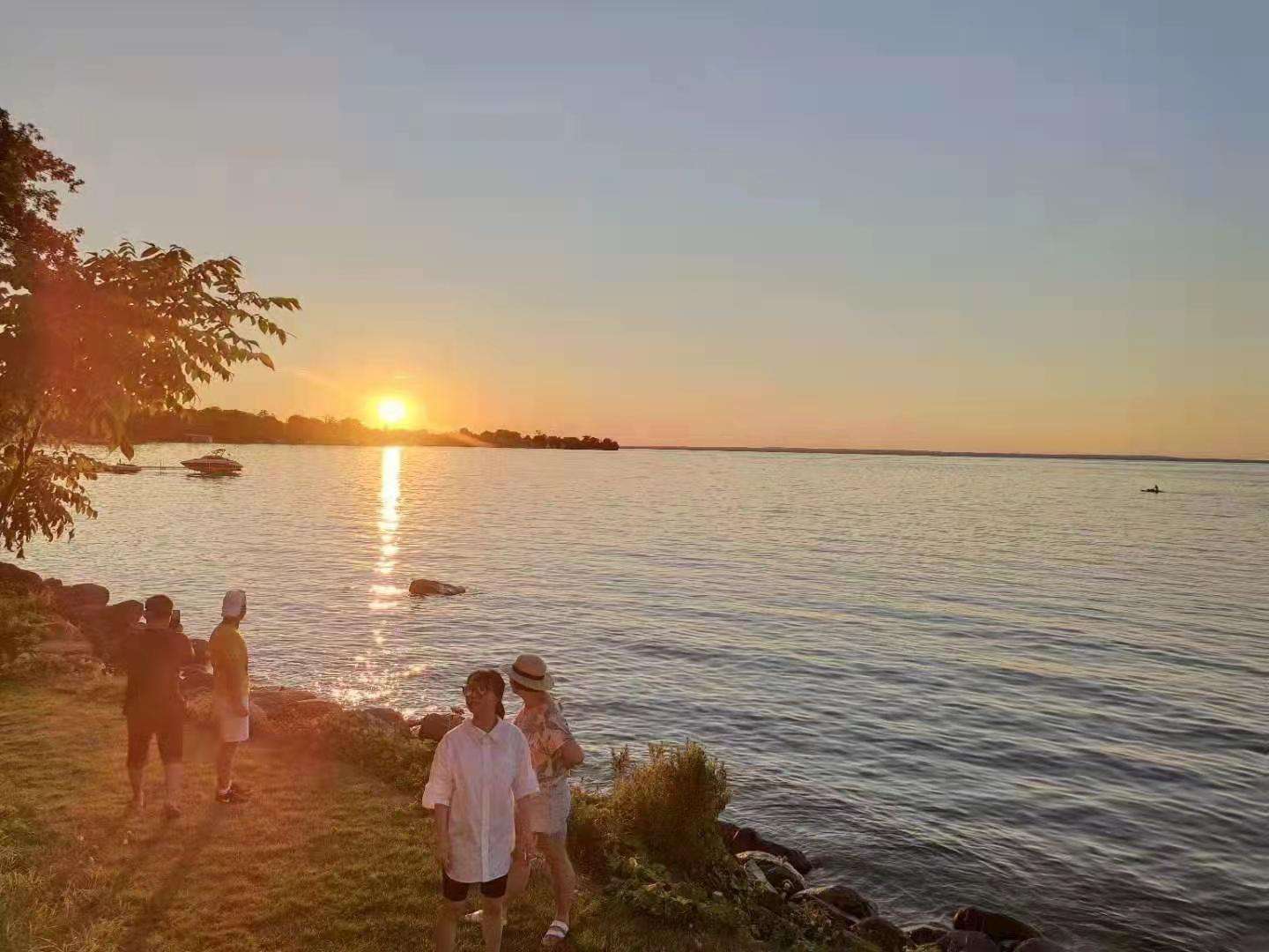 Only 5 minute walk to our beautiful lake!