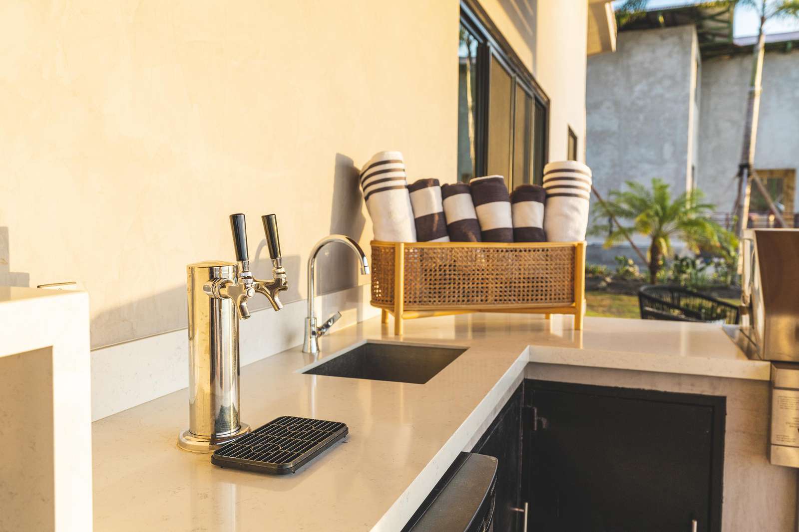 Outdoor kitchen and bar area