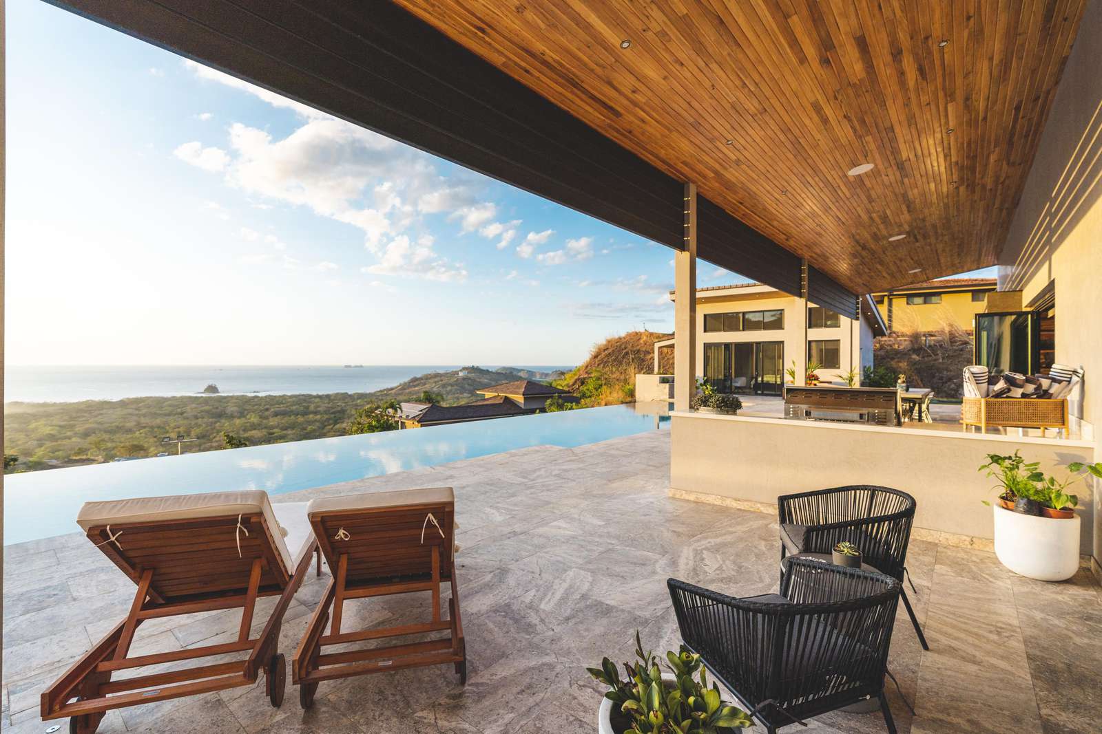 Covered terrace area, with ocean views