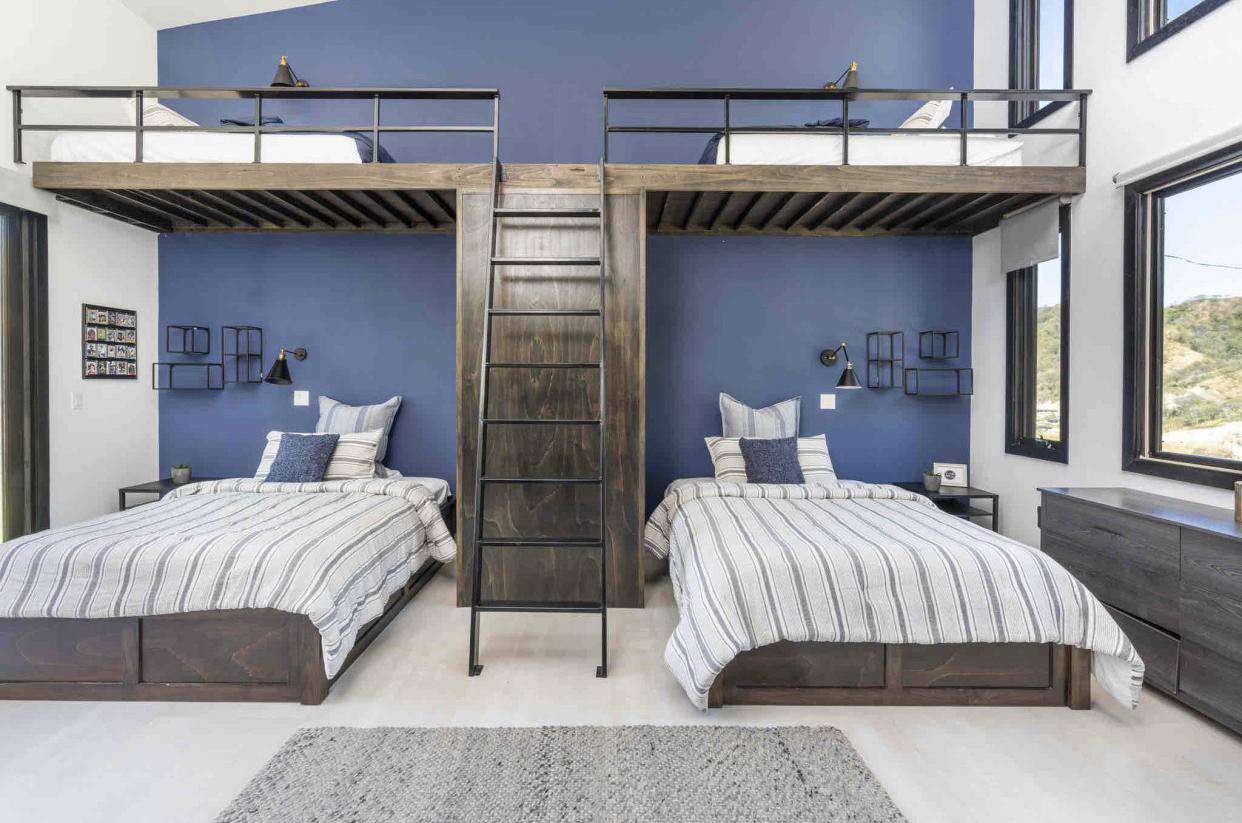 Guest bedroom, 2 Queen sized beds, twin bunk beds