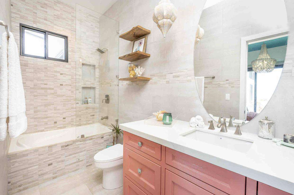 Guest bathroom, garden tub