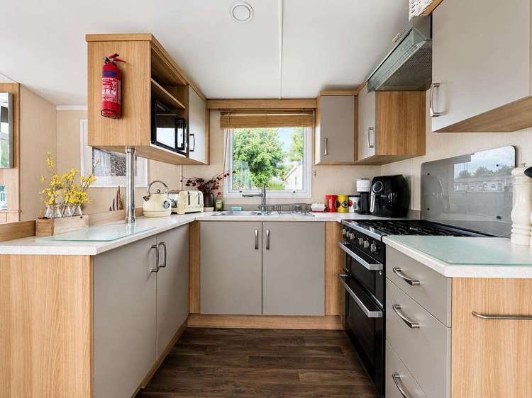 22039C⭐ – Clipper area, 3 bed, 8 berth caravan with decking. Diamond rated. Preview 5