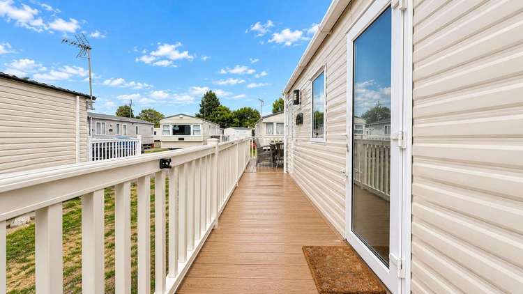 17023NM⛱️ – Sandy area, 3 bed, 8 berth caravan with decking. Opal Rated. Preview 5