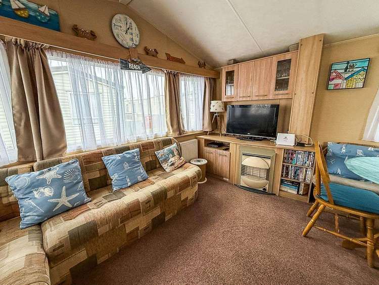 42084S⛱️ – Sunkist, 2 bed, 4 berth caravan with decking, D/G & C/H. Opal rated. Preview 5