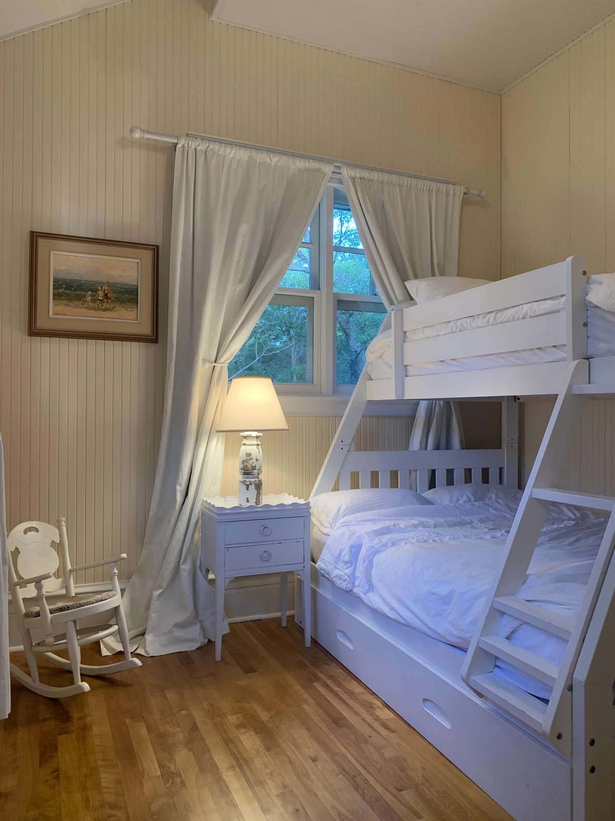 Main Cottage - Bedroom #1