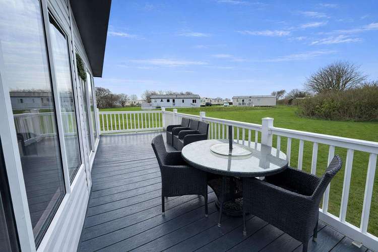 41077WF⛱️ – Westfield area, 3 bed, 6 berth lodge with decking. Platinum-Deluxe rated. Preview 4