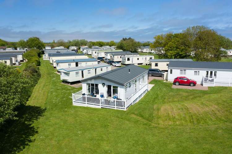 41077WF⛱️ – Westfield area, 3 bed, 6 berth lodge with decking. Platinum-Deluxe rated. Preview 2
