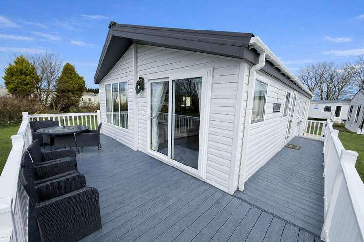 41077WF⛱️ – Westfield area, 3 bed, 6 berth lodge with decking. Platinum-Deluxe rated. Preview 3