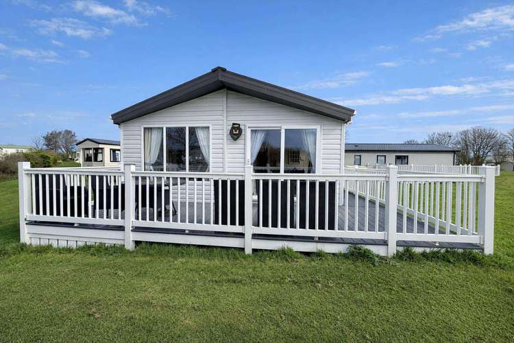 41077WF⛱️ – Westfield area, 3 bed, 6 berth lodge with decking. Platinum-Deluxe rated. Preview 5