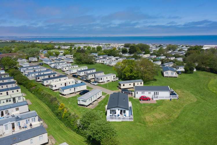 41077WF⛱️ – Westfield area, 3 bed, 6 berth lodge with decking. Platinum-Deluxe rated. Preview 1
