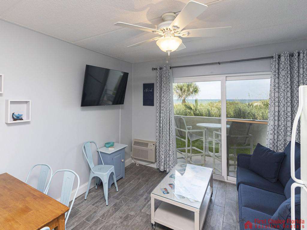 Beachers Lodge 131 Living Room and Dining Table