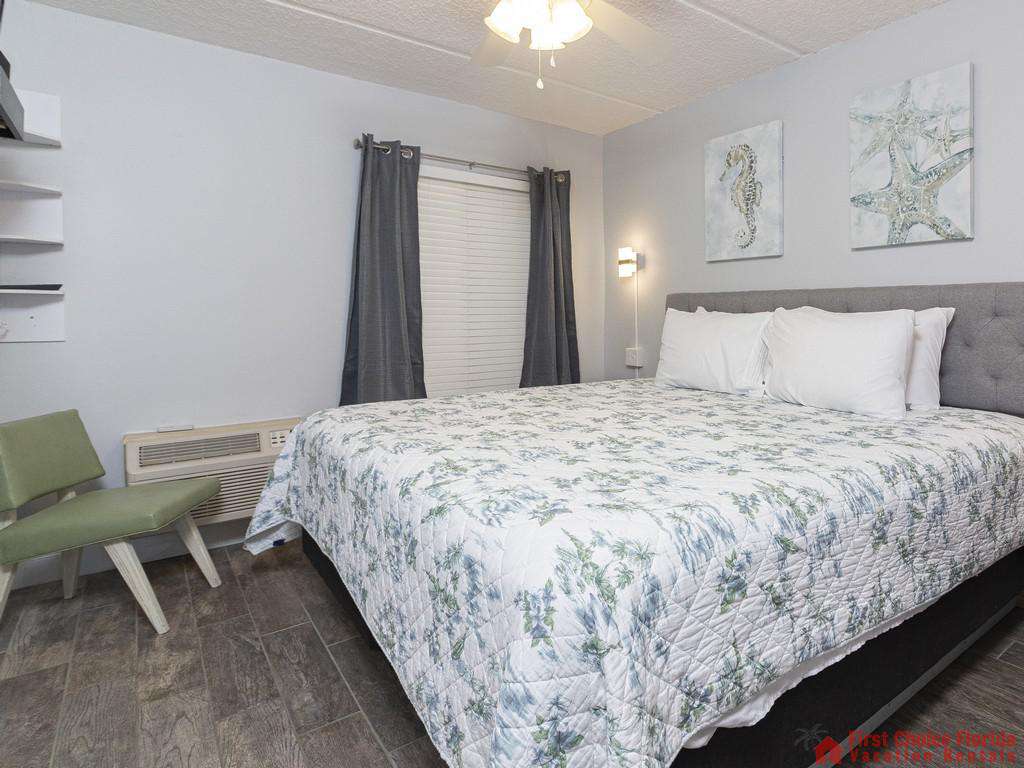 Beachers Lodge 131 Bedroom with Window