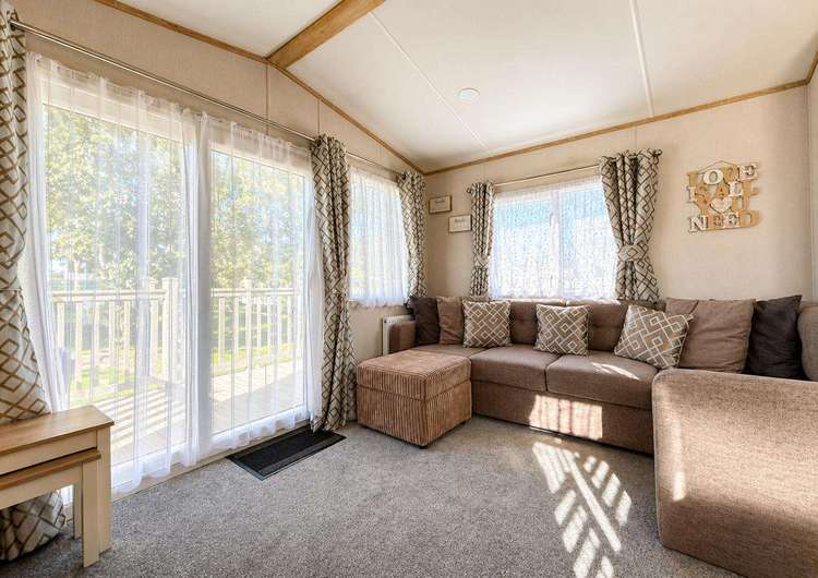 26281E⭐ – Evergreen area, 3 bed, 8 berth caravan with decking. Diamond rated. Preview 5