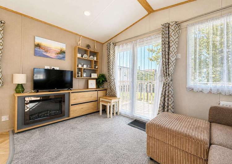 26281E⭐ – Evergreen area, 3 bed, 8 berth caravan with decking. Diamond rated. Preview 4