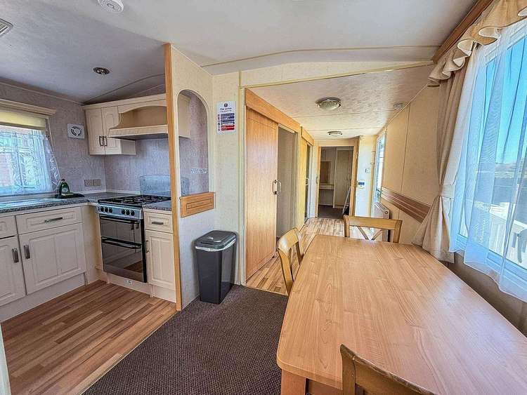 13016L⛱️ – Lee’s, 2 bed, 5 berth caravan with ramped decking and wheelchair accessible. Ruby rated. Preview 4
