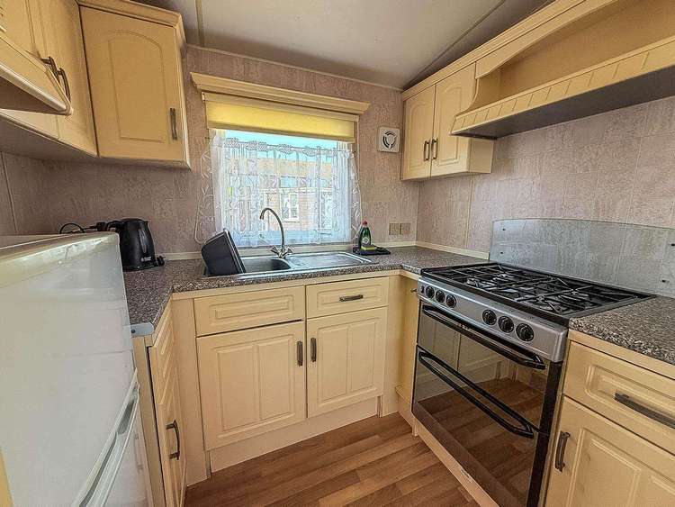 13016L⛱️ – Lee’s, 2 bed, 5 berth caravan with ramped decking and wheelchair accessible. Ruby rated. Preview 5