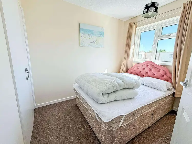 18192B⭐ – Bermuda, 3 bed, 8 berth chalet with D/G & heaters throughout. Ruby rated. Preview 5