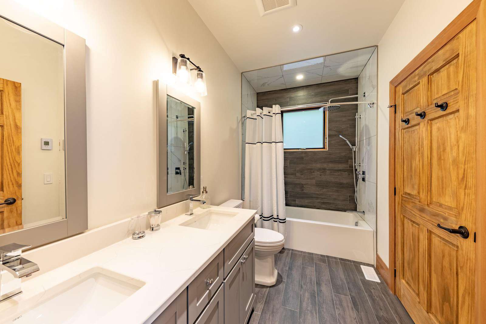 Main Floor - 4-piece bathroom