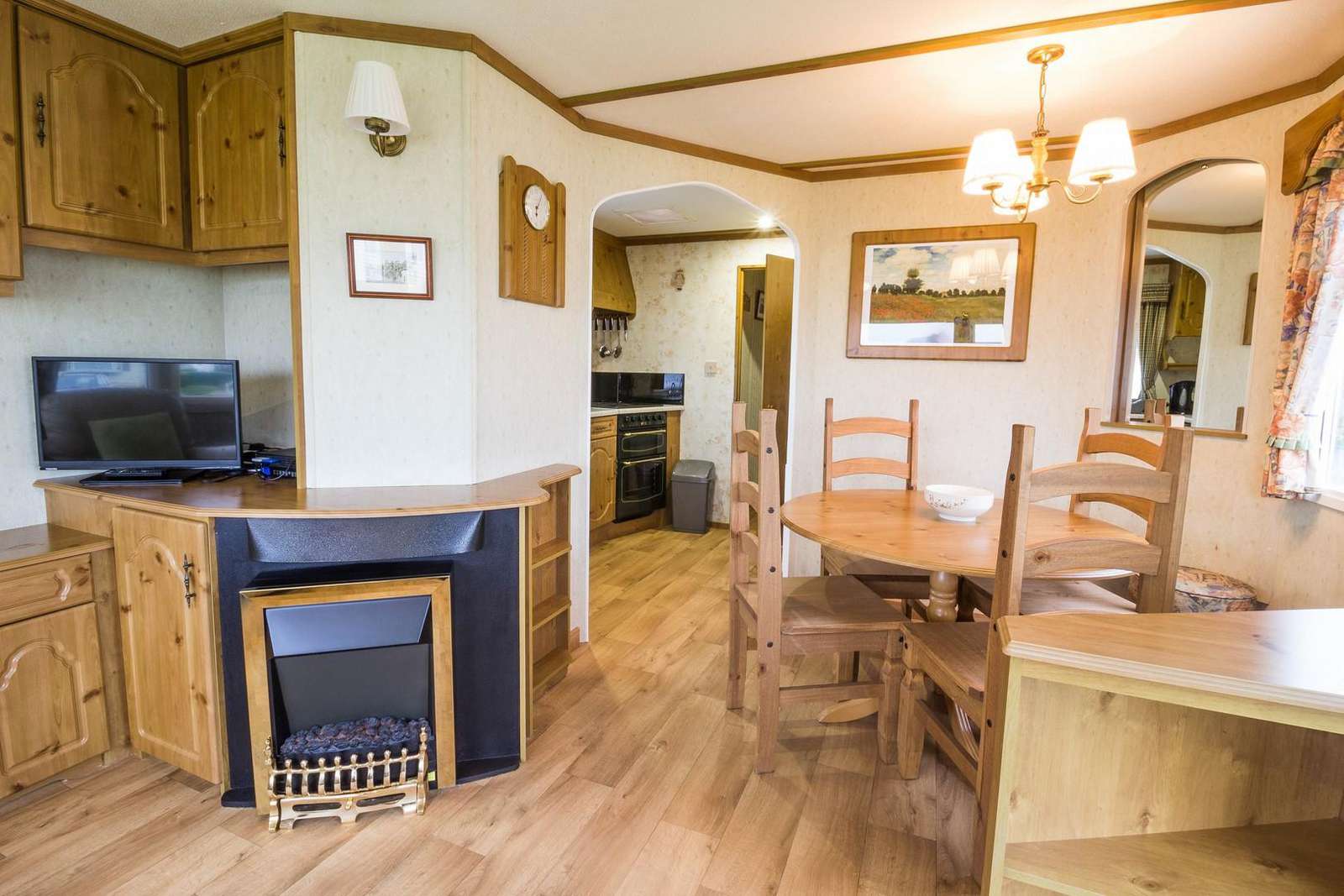 Great dining area in this superb caravan for rent.