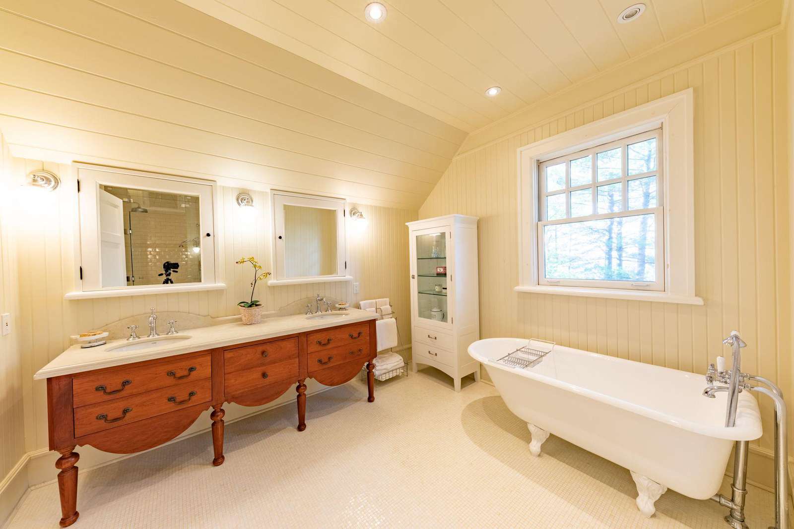 Upper Level - Master Ensuite