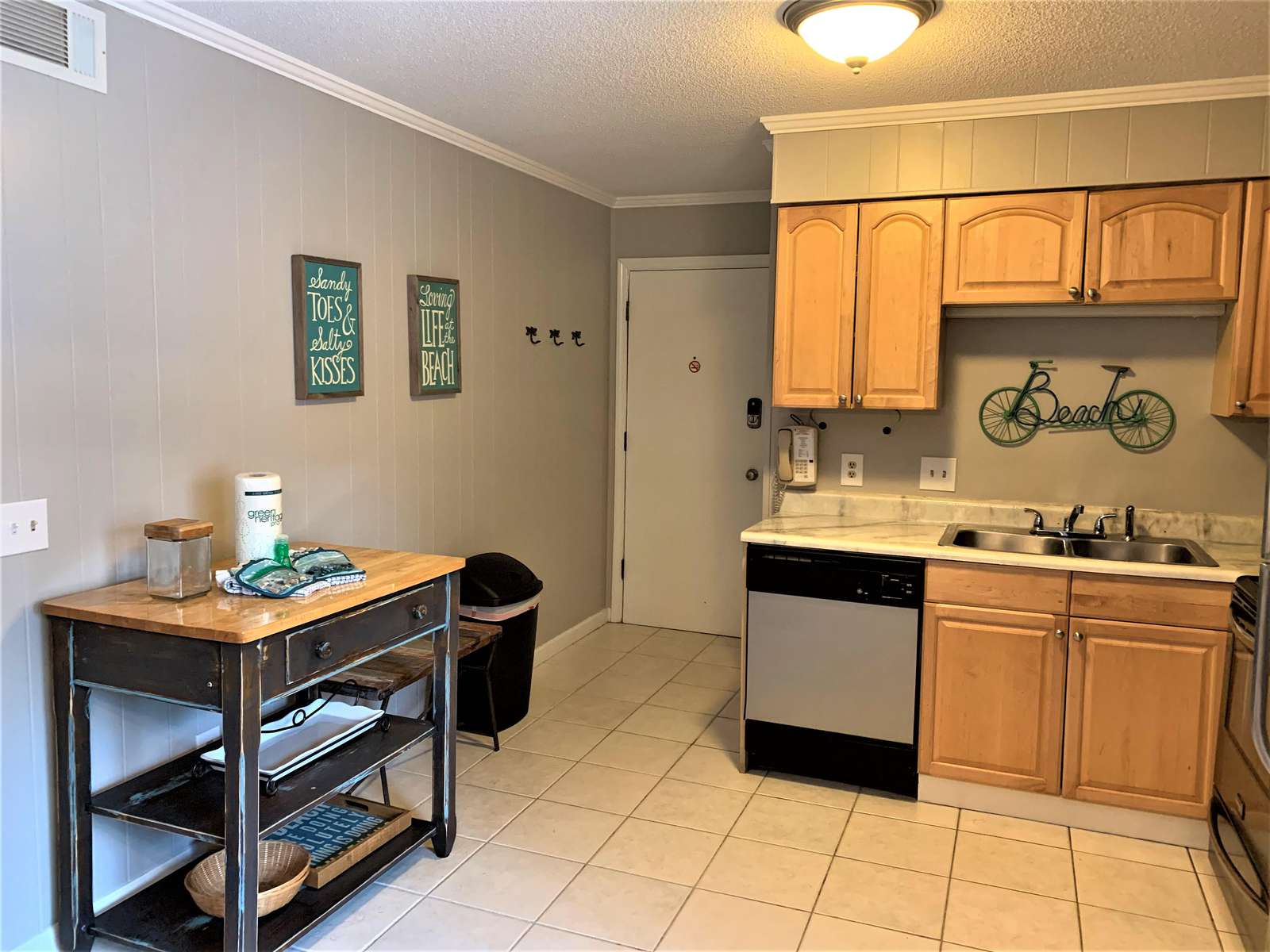 Kitchen with Movable Island