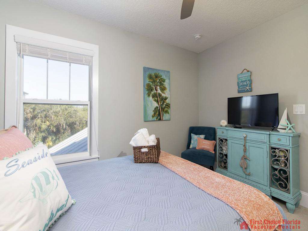 Seaside Retreat - Guest Bedroom w/ TV