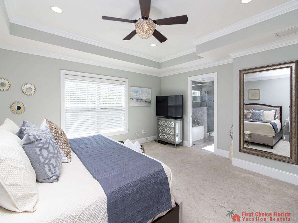 Seaside Retreat - Master King Bedroom w/ TV