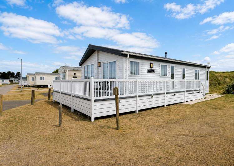 90012TD⛱️ – The Dunes area, 3 bed, 8 berth lodge with decking. Platinum-Deluxe rated. Preview 2