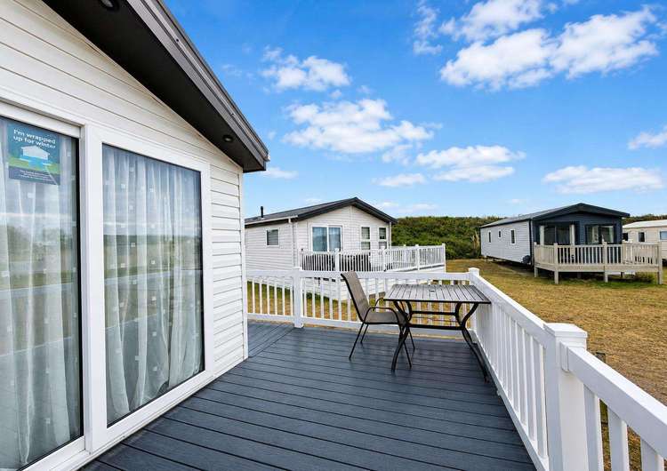 90012TD⛱️ – The Dunes area, 3 bed, 8 berth lodge with decking. Platinum-Deluxe rated. Preview 5