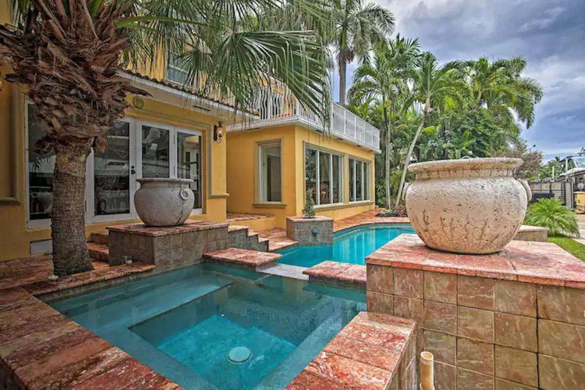 Coral Paradise: Luxury Waterfront Estate in Las Olas Neighborhood - property