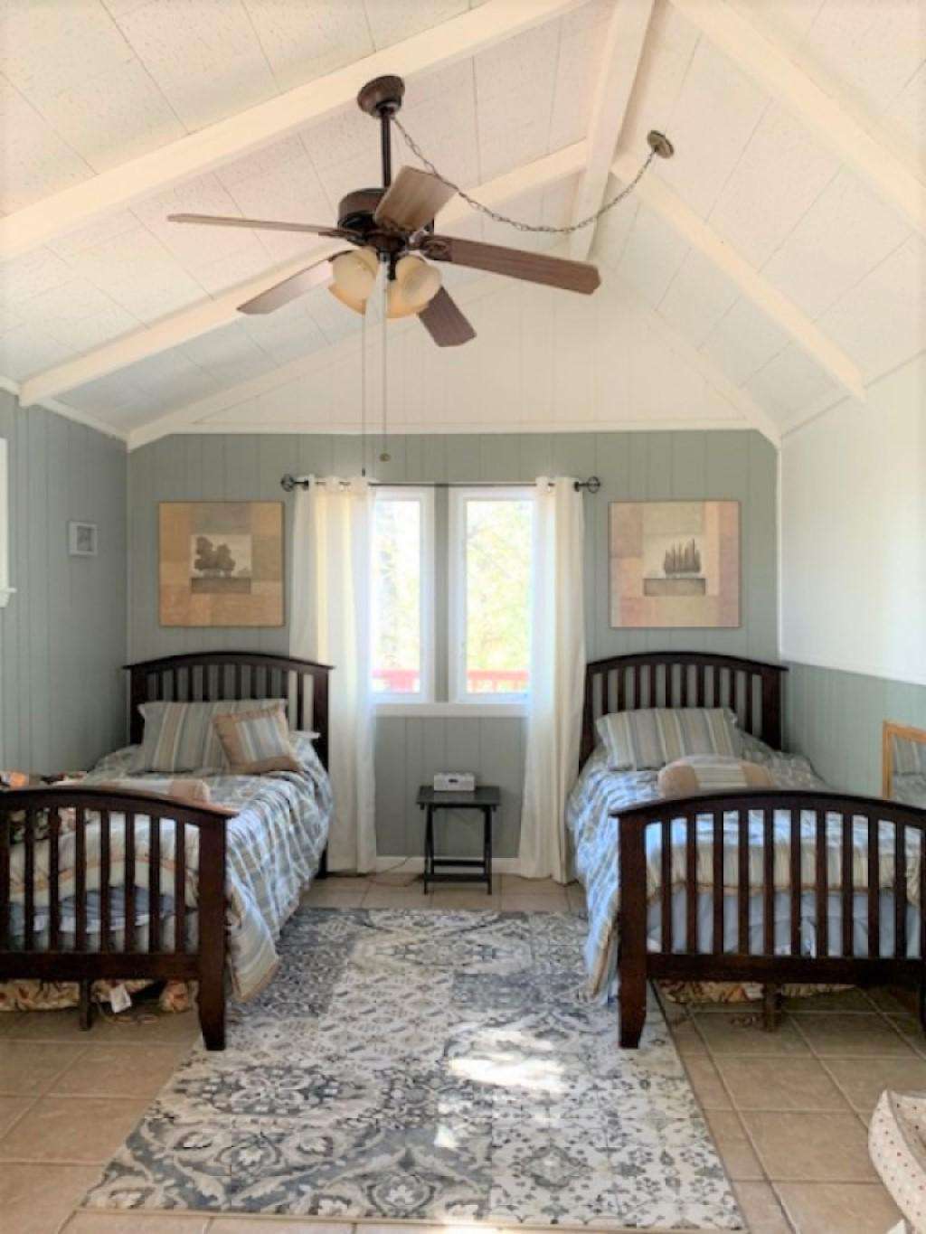 Third bedroom with twin beds