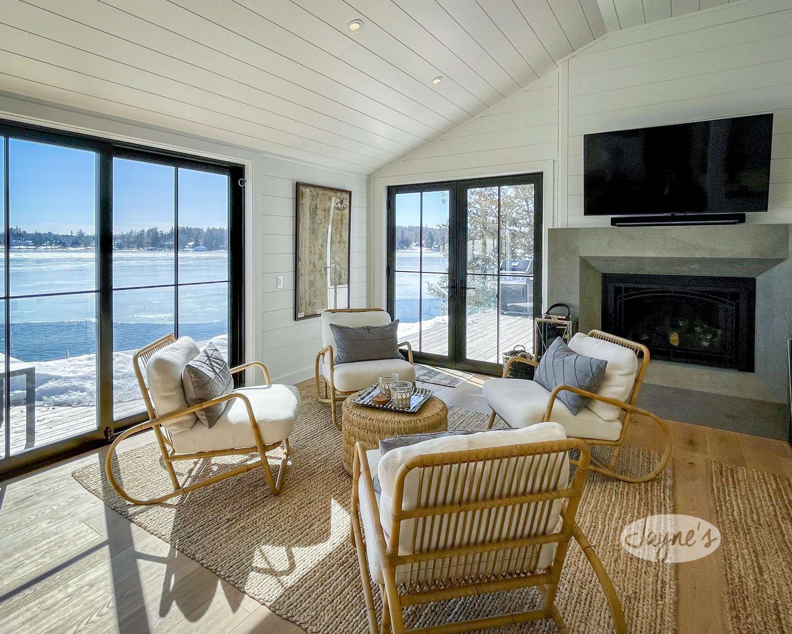 Lounge & Fireplace