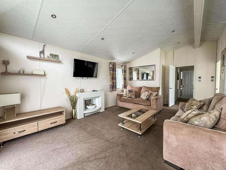 20011CV⛱️ – Church View area, 2 bed, 6 berth lodge with decking. Platinum-Deluxe rated. Preview 4