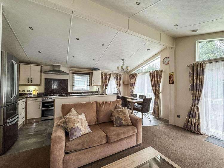 20011CV⛱️ – Church View area, 2 bed, 6 berth lodge with decking. Platinum-Deluxe rated. Preview 5