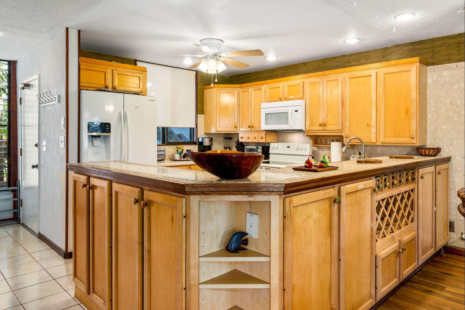 Large kitchen with lots of cabinets!