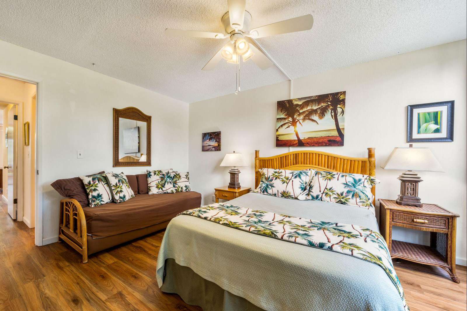 Guest bedroom with queen, and a twin daybed.