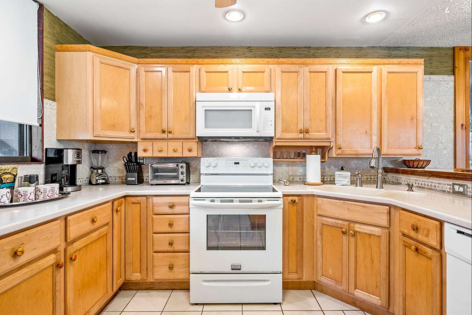 Great kitchen equipped with everything you'll need.