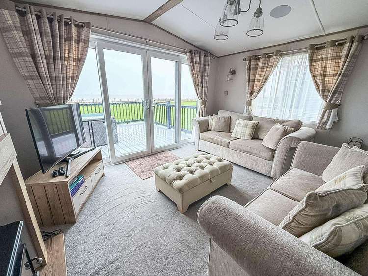 20234BS⭐ – Broadland Sands, 3 bed, 8 berth lodge with full sea views. Platinum-Deluxe rated. Preview 5