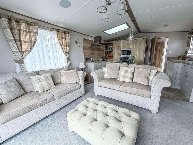 20234BS⭐ – Broadland Sands, 3 bed, 8 berth lodge with full sea views. Platinum-Deluxe rated. Preview 4