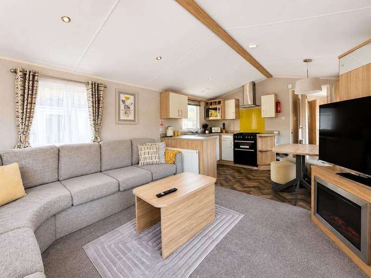 33031S⛱️ – Sunrise area, 2 bed, 6 berth caravan with decking, D/G & C/H. Diamond rated. Preview 4