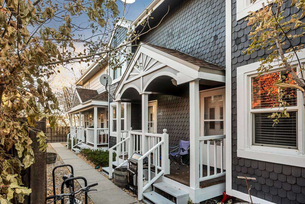 Cozy townhome in a great location!