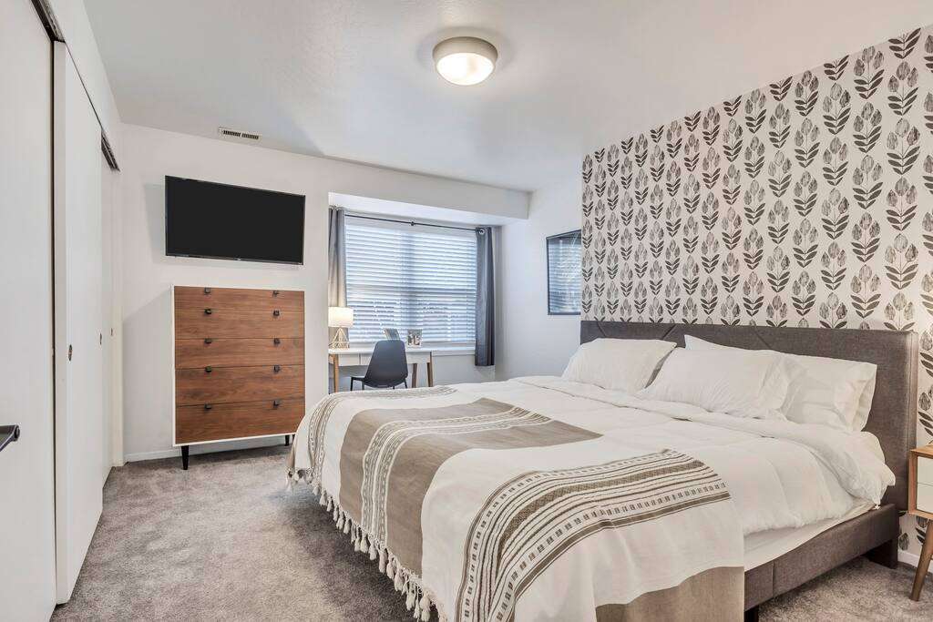 Master - King Bed