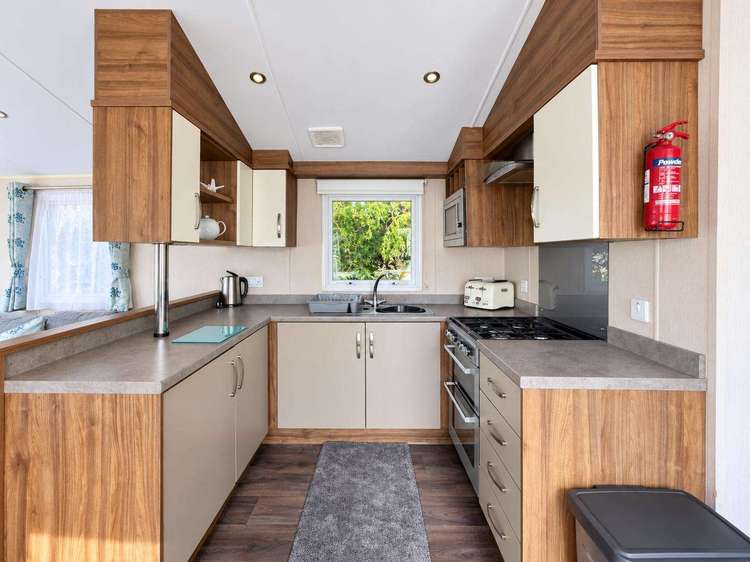 33002V⭐ – Vintage area, 3 bed, 8 berth caravan with decking. Diamond rated. Preview 5