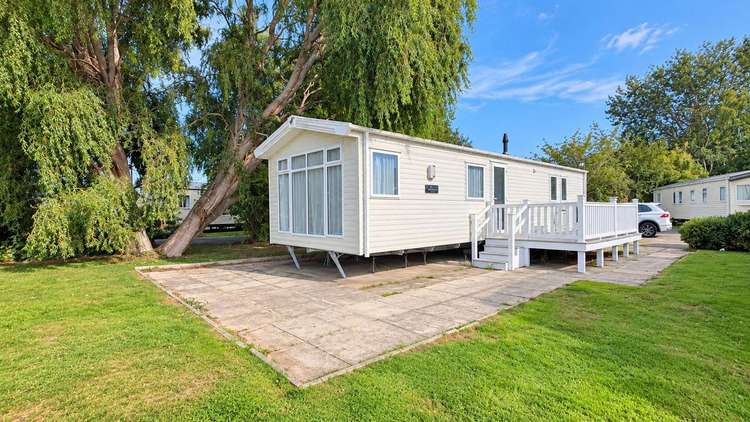 33002V⭐ – Vintage area, 3 bed, 8 berth caravan with decking. Diamond rated. Preview 0