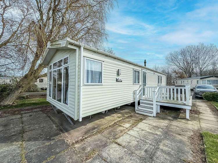 33002V⭐ – Vintage area, 3 bed, 8 berth caravan with decking. Diamond rated. Preview 0